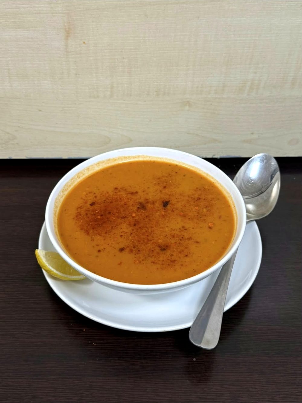 Linz'deki Café Bistro Sofra'da taze pişmiş kırmızı mercimek çorbası, pul biber ve limon dilimi
