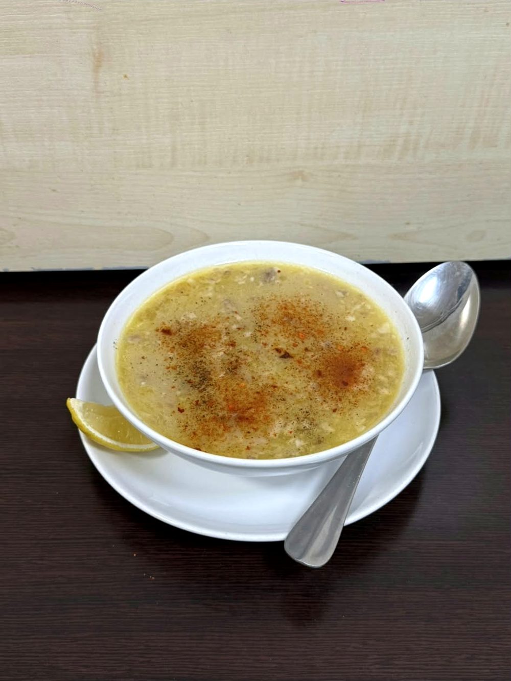 Beyaz kasede içli, kırmızı biberli ve limonlu doyurucu çorba